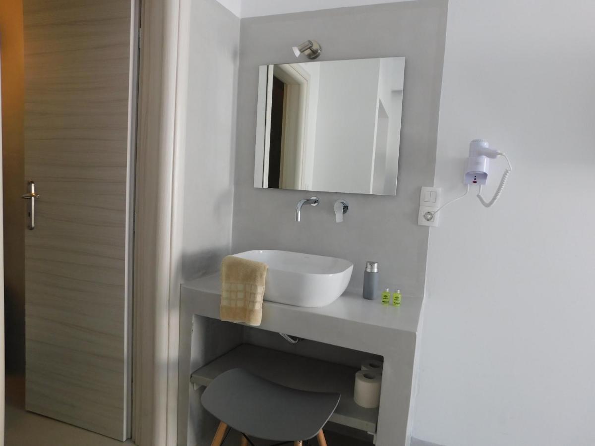 Fira Getaway - Economy Basement Rooms ภายนอก รูปภาพ