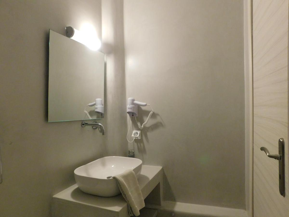 Fira Getaway - Economy Basement Rooms ภายนอก รูปภาพ