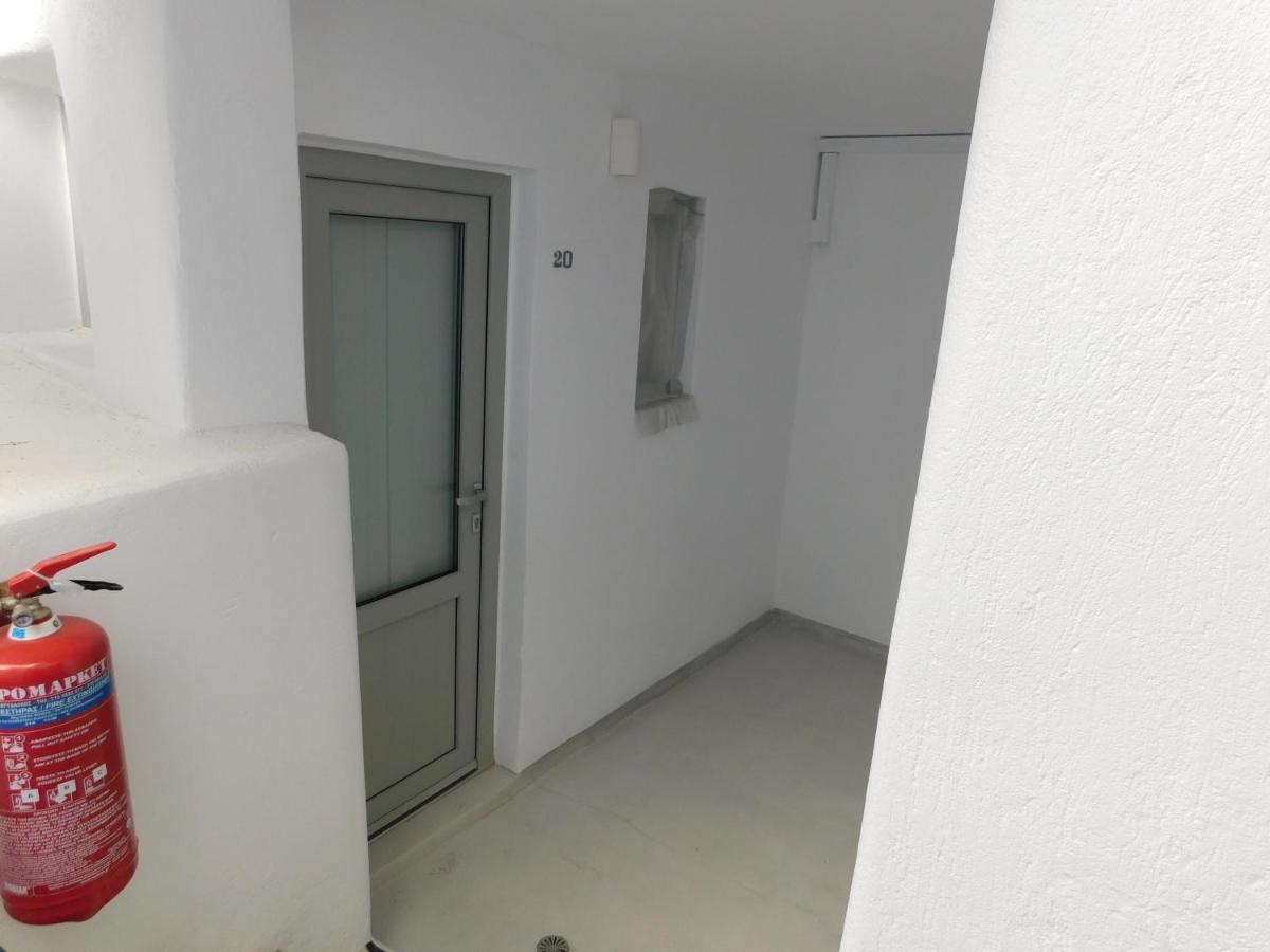 Fira Getaway - Economy Basement Rooms ภายนอก รูปภาพ