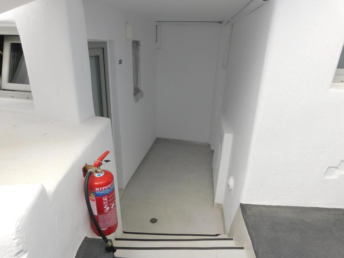 Fira Getaway - Economy Basement Rooms ภายนอก รูปภาพ